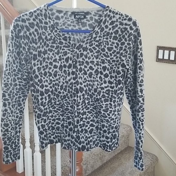 Woman sweater.. leopard print.. - Picture 2 of 3